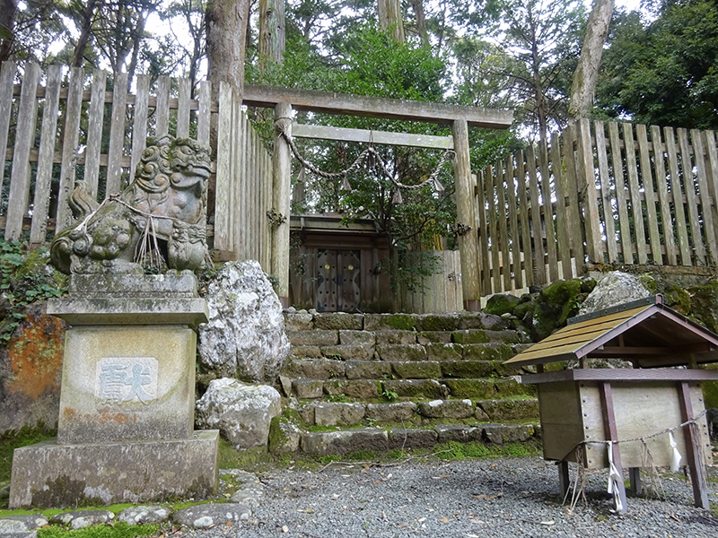 松阪市大阿坂町の「阿射加神社」