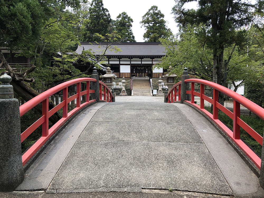 イタケルを祀る「伊太祁神社」太鼓橋