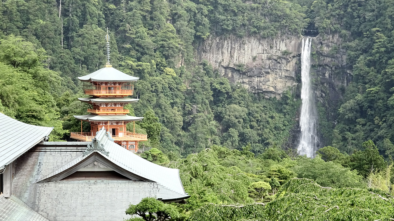 青岸渡寺「三重塔」と那智の大滝