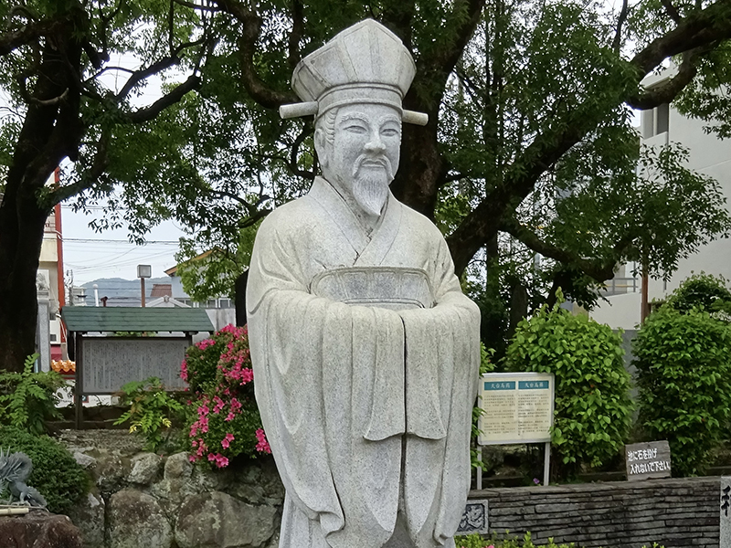 だが神武天皇が「天つ神」の子だと知っても、長髄彦は軍事活動を続けていた。
ニギハヤヒは、天つ神が優先しているのは(自分でなく)神武天皇だと知っていたし、長髄彦には「天と人」の分際が理解できそうもないと判断し、これを殺害すると全軍を率いて神武天皇に帰順した。
神武天皇もニギハヤヒが「天から地上に降りた」人間だと聞いていたし、ニギハヤヒが忠誠を示したので褒賞して恩寵を与えた。日本書紀はニギハヤヒを「物部氏の遠祖」だと記している。