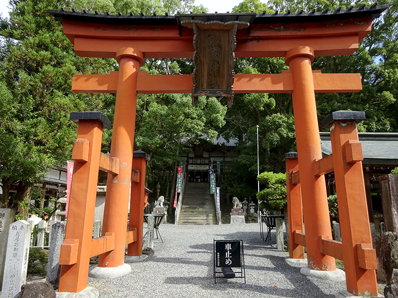 大彦命を祀る伊賀国一の宮「敢国神社」大鳥居