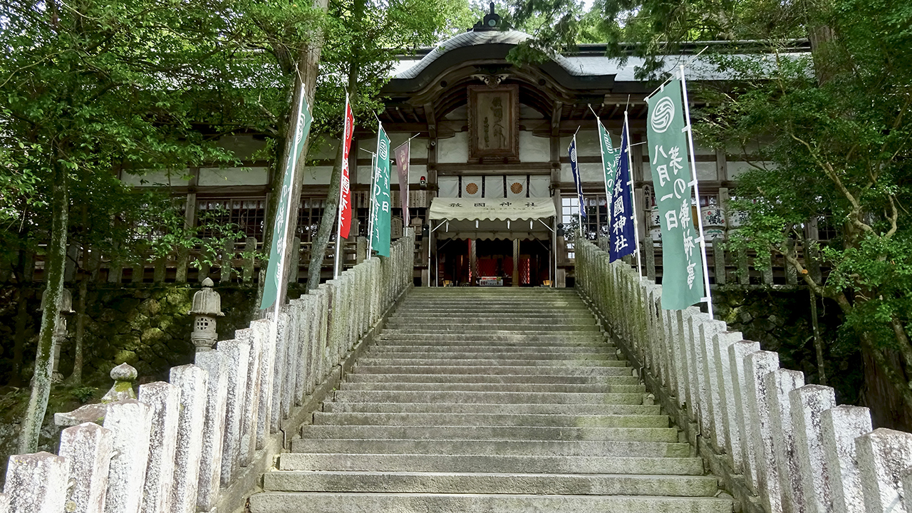 伊賀市「敢国神社」の拝殿