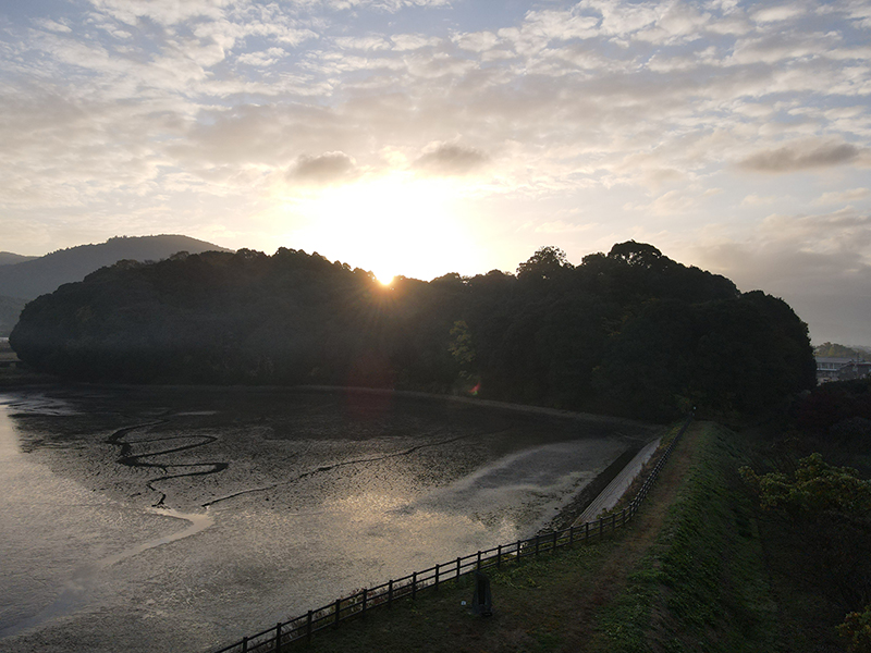 箸墓古墳と朝日　写真AC