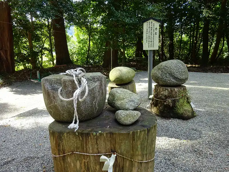 佐那神社の「力石」