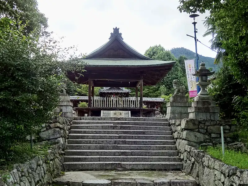 高穴穂神社「舞殿」